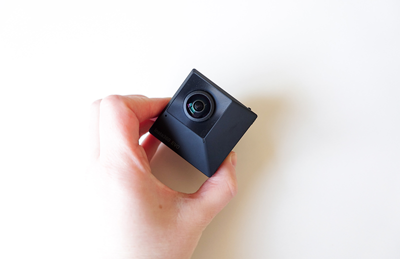 Caméra Insta360 EVO repliée