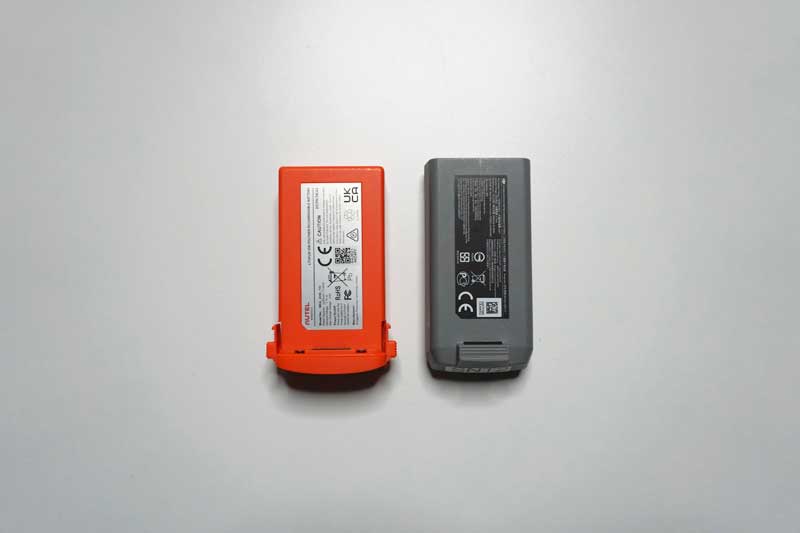 Batteries Autel EVO Nano+ et DJI Mini 2 dessus