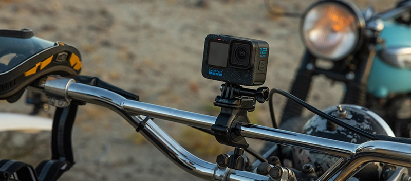 Nouvelle caméra GoPro Hero12 Black installée sur une moto
