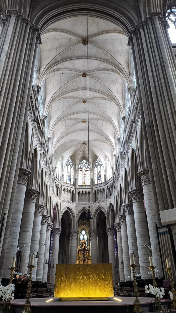 Intérieur cathédrale de Rouen pris en photo par DJI Pocket 3
