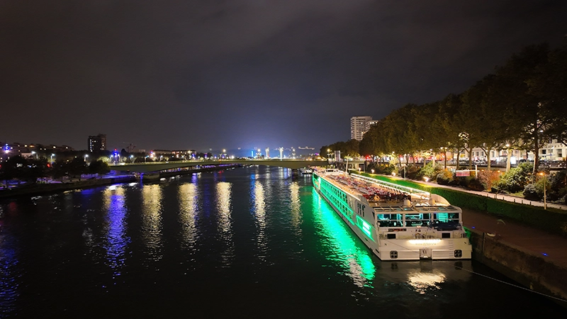 Photo de nuit bateau sur les quais capturée avec DJI Pocket 3