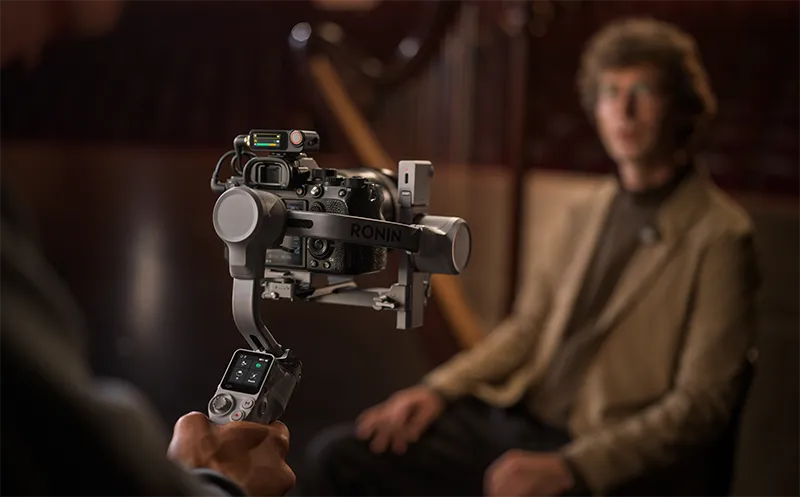 DJI Mic 3 en utilisation sur un tournage avec un boîtier hybride