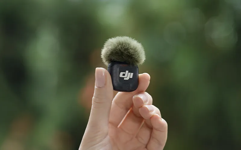 Emetteur DJI Mic 3 en main