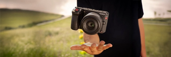 Canon EOS R50 en main