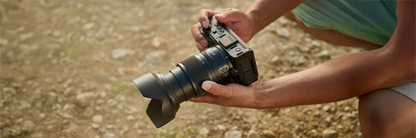 Nikon ZR tenu en main