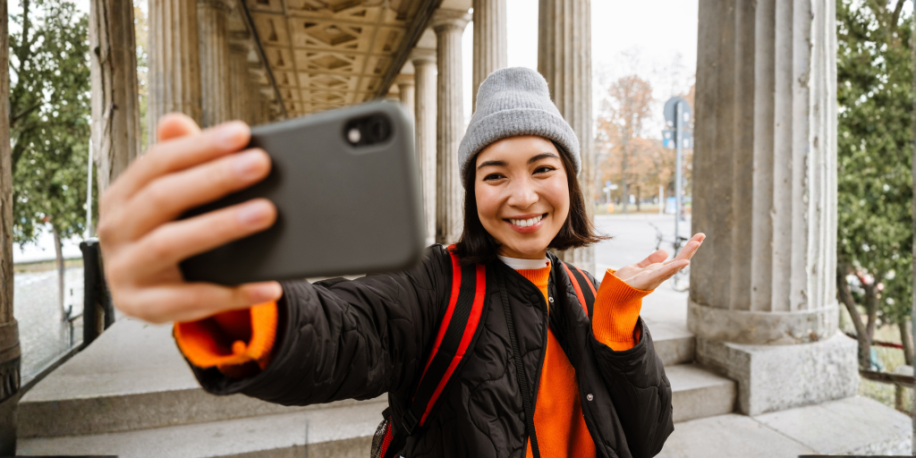 Femme tenant un smartphone en main