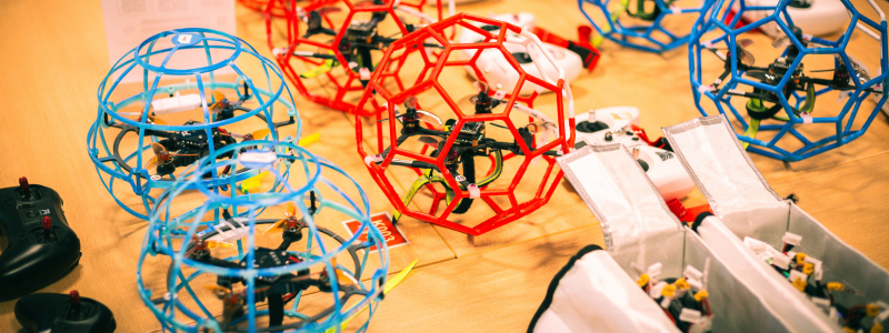 Drones soccer sur une table