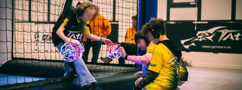 Participants à un match de drone soccer